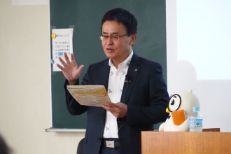 写真：講師＋マスコット