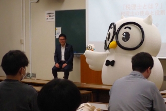 写真：講師＋マスコット